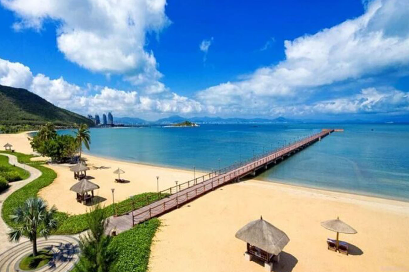 Hainan island dadonghai bay. Остров Хайнань Китай. Санья Хайнань Китай. Курорт Китай остров Хайнань. Курорт Китай остров Хайнань пляж.